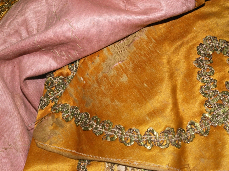 Degrado della gonna davanti prima del restauro